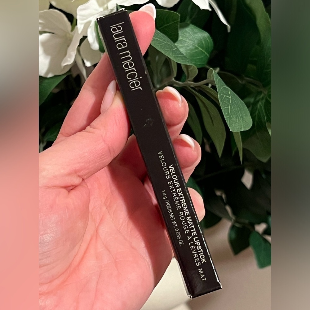 LAURA MERCIER • VELOUR EXTREME MATTE LIPSTICK • DARE